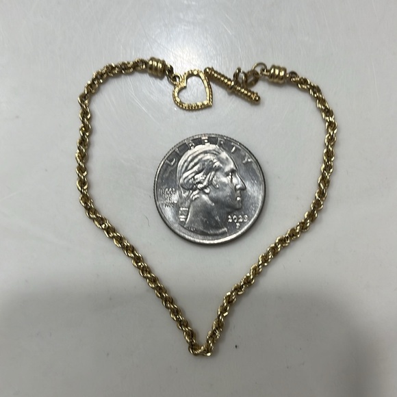Beautiful 14 kt yellow gold rope bracelet heart toggle closure. Approx 2.46 g. - Picture 13 of 13